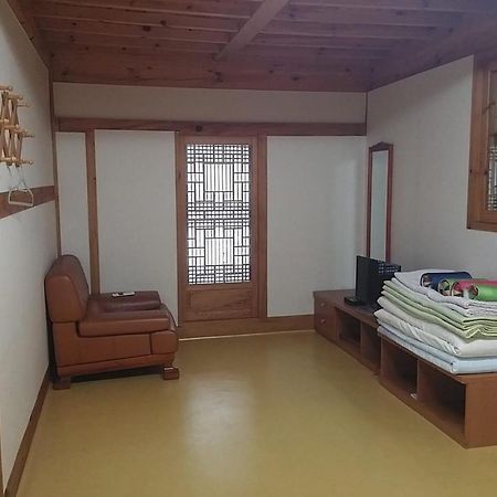 Gangneung Wangsangoal Hanok Pension מראה חיצוני תמונה