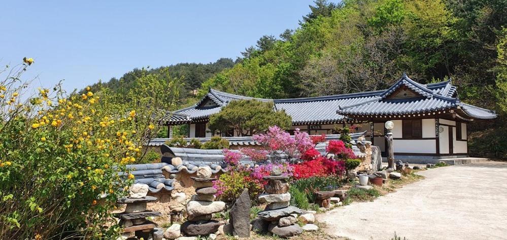 Gangneung Wangsangoal Hanok Pension מראה חיצוני תמונה